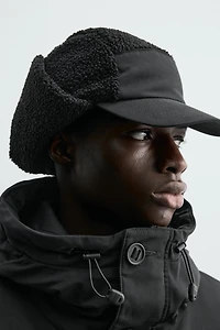 CASQUETTE TECHNIQUE AVEC CACHE-OREILLES