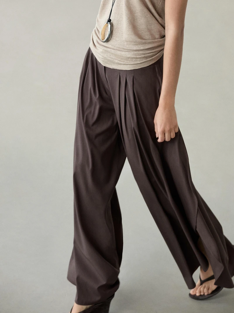 Pantalon large plissé à fentes latérales