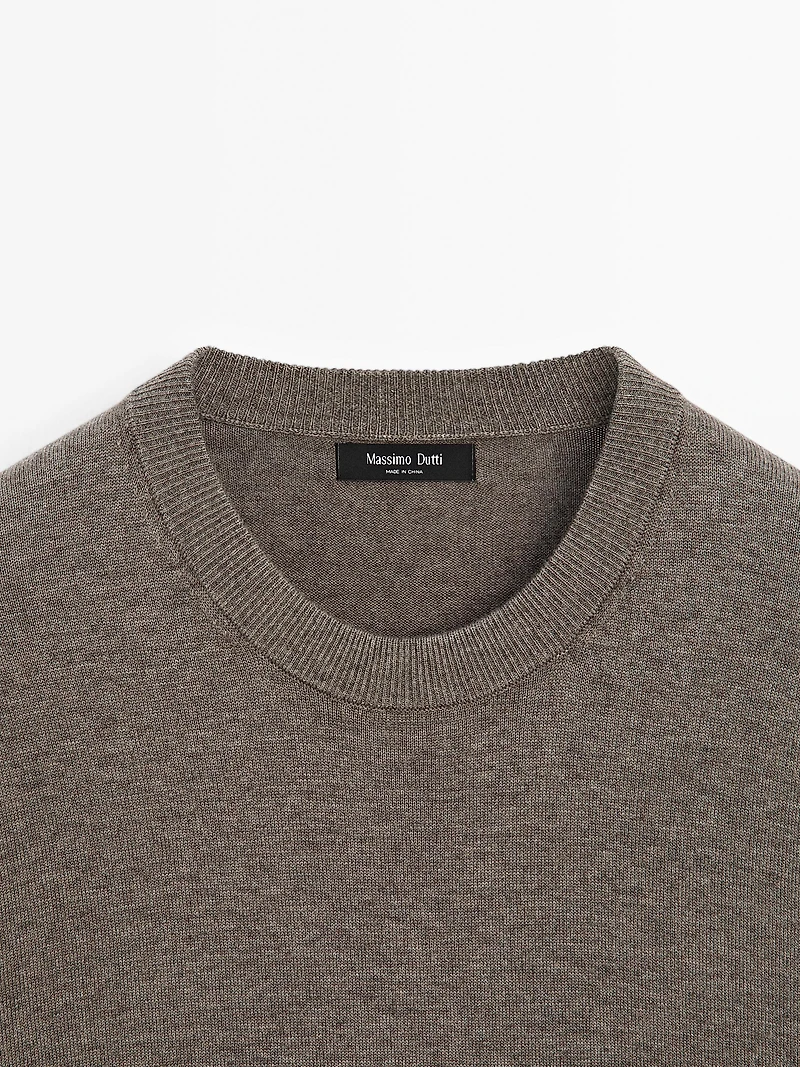 Crew neck knit sweater