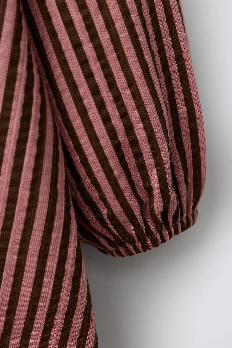 ROBE À RAYURES ET COL CLAUDINE