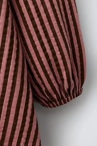 ROBE À RAYURES ET COL CLAUDINE