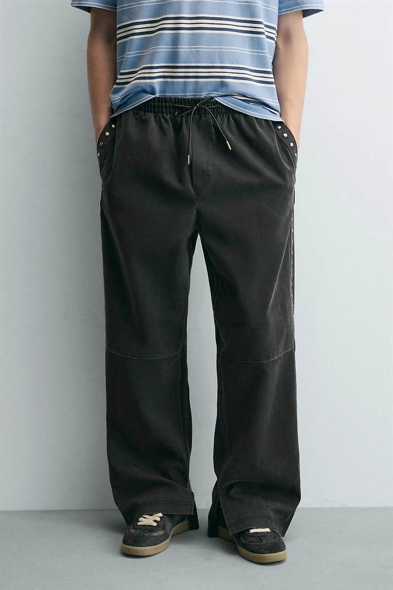 PANTALON RELAXED FIT CLOUS MATIÈRE SYNTHÉTIQUE