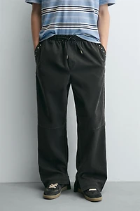 PANTALON RELAXED FIT CLOUS MATIÈRE SYNTHÉTIQUE