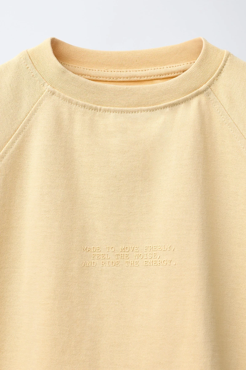 RAISED TEXT T-SHIRT AND BERMUDA JOGGING SET