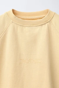 RAISED TEXT T-SHIRT AND BERMUDA JOGGING SET