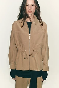 VESTE À POCHES ET TAILLE AJUSTABLE