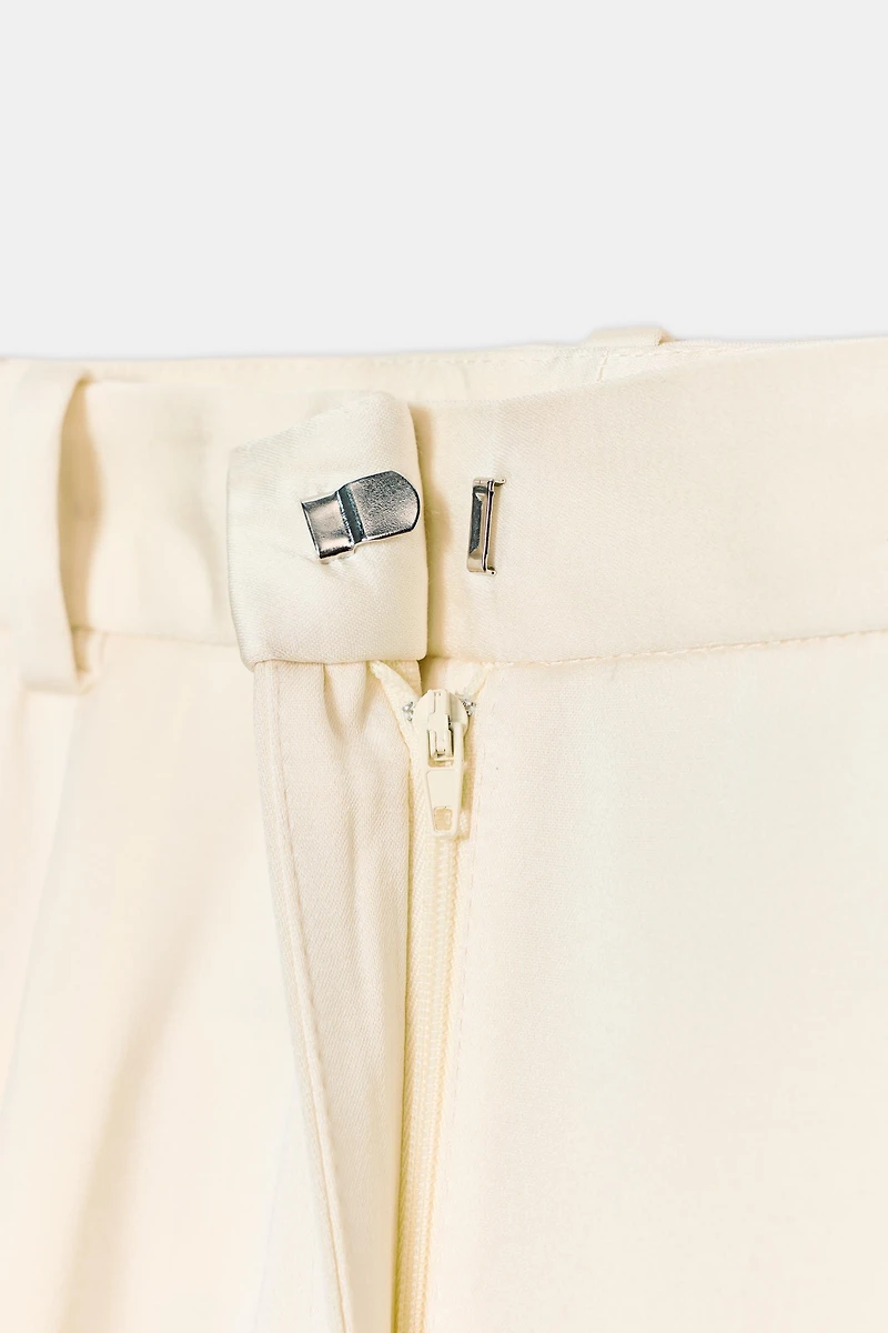 PLEATED STRAIGHT LEG PANTS