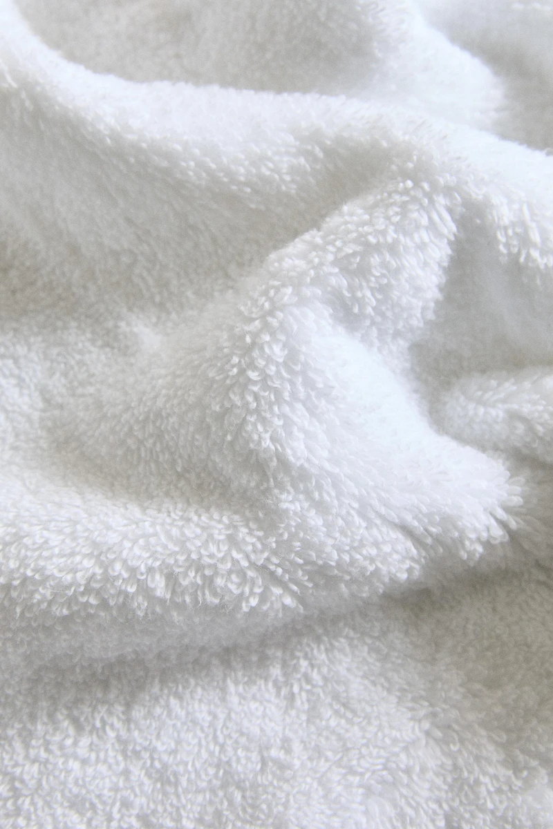 EMBROIDERED TRIM BATH TOWEL
