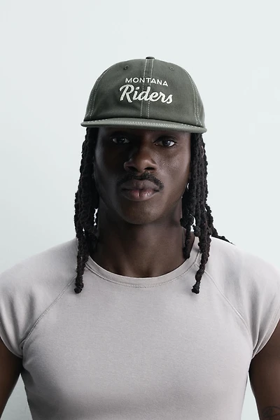 CASQUETTE À VISIÈRE PLATE BRODERIE CONTRASTÉE