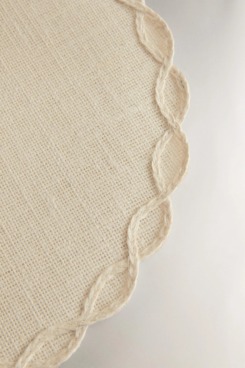 PLACEMAT WITH CHAIN DETAIL