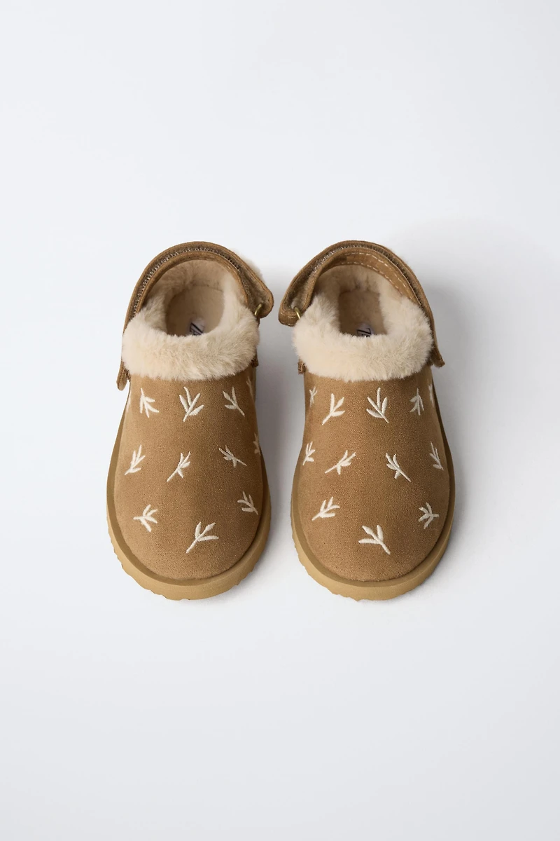 EMBROIDERED FAUX FUR CLOGS