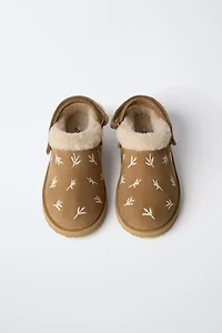EMBROIDERED FAUX FUR CLOGS