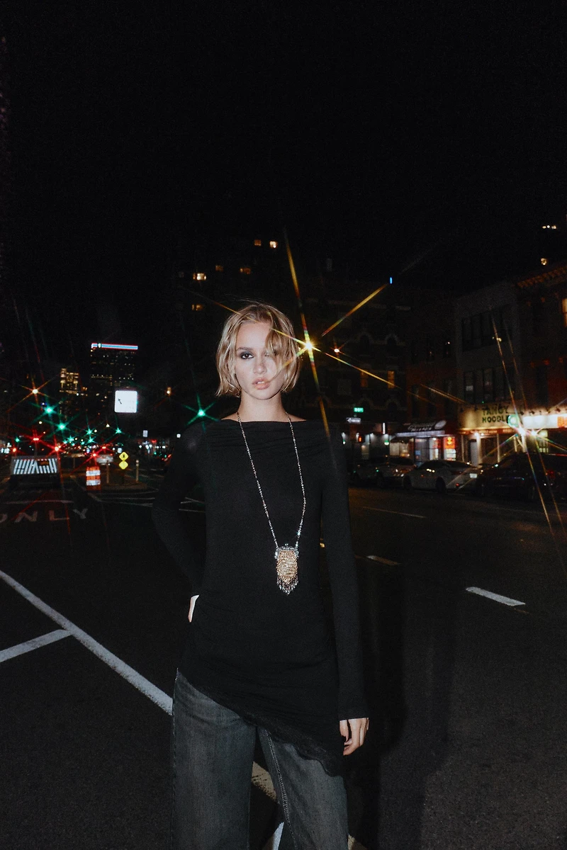 ASYMMETRIC HEM LACE T-SHIRT