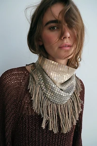 FOULARD À SEQUINS ET FRANGES