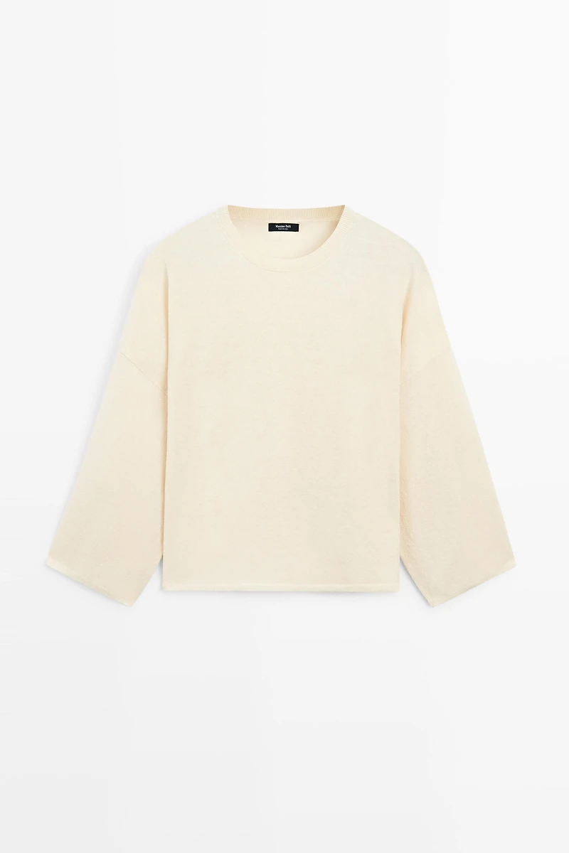 Round neck knit sweater