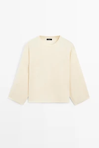 Round neck knit sweater