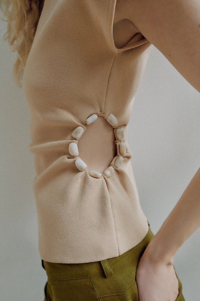 TOP EN MAILLE AJOURÉ AVEC PERLES