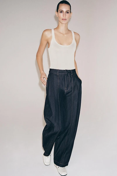 TOP EN MAILLE FINE SANS MANCHES