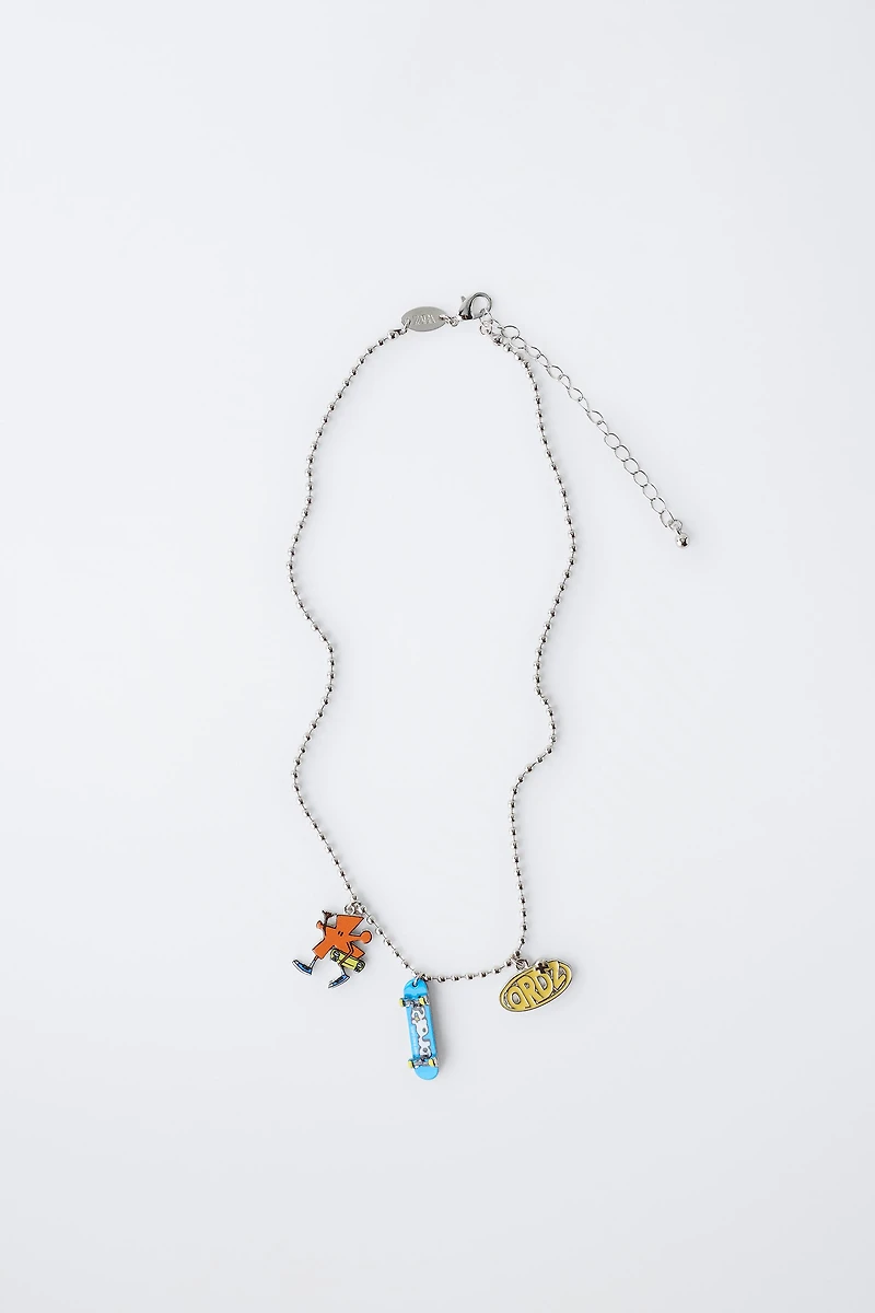 SHAPED PENDANT NECKLACE