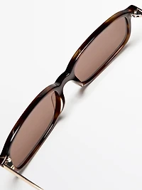 Lunettes de soleil rectangulaires contrastantes