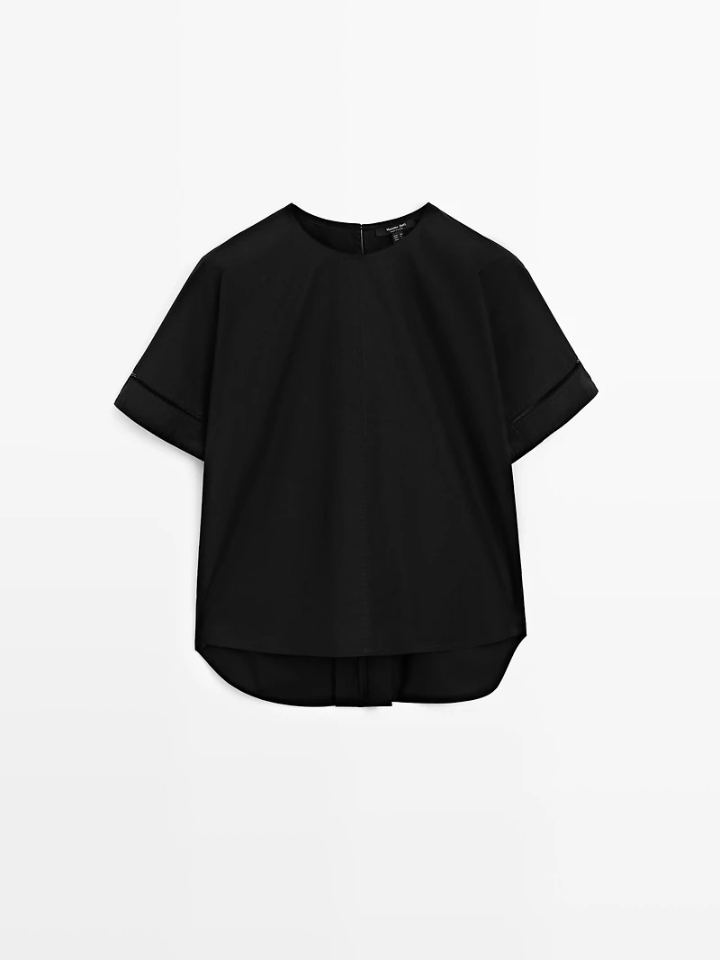 Loose-fitting blouse with sleeve detail