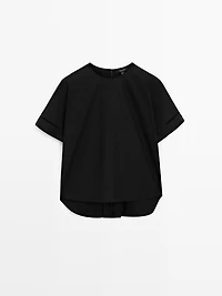 Loose-fitting blouse with sleeve detail