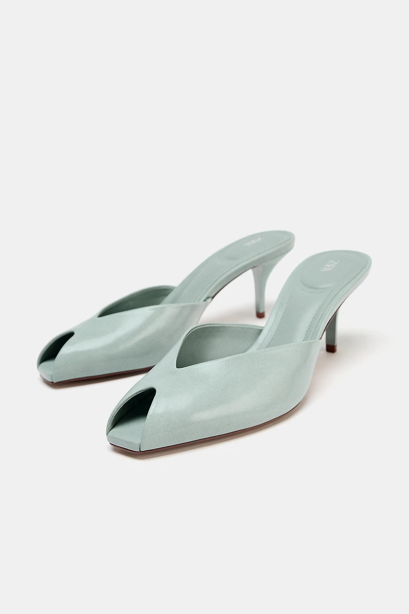PATENT EFFECT SANDALS
