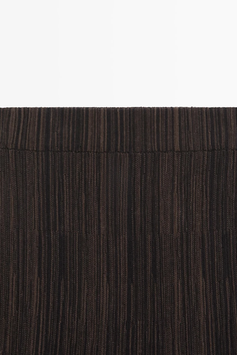 Total look pleated midi skirt with striped detail