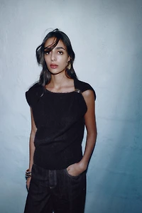 SLEEVELESS KNIT JUMPER WITH BROOCH