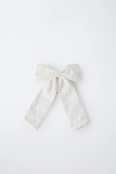 CUT-OUT BOW ELASTIC AND CLIP