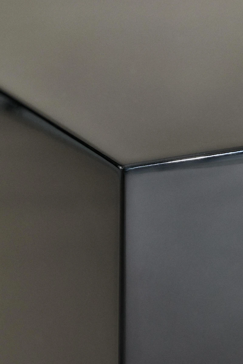 LACQUERED SIDE TABLE I COLIN KING
