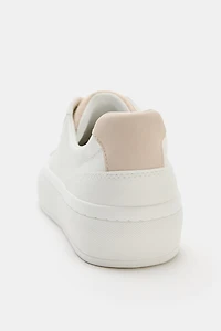 BASKETS AVEC DÉTAIL AU TALON
