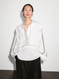 Loose-fitting blouse with contrast details