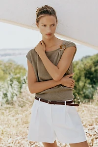 SHORT À PINCES ET CEINTURE