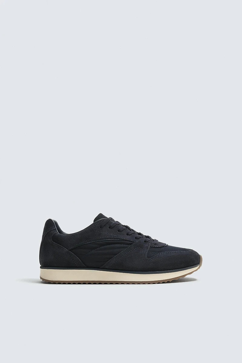 CASUAL SNEAKERS