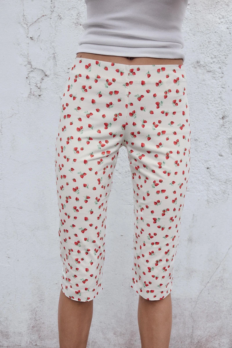 STRAWBERRY PRINT CAPRI PANTS