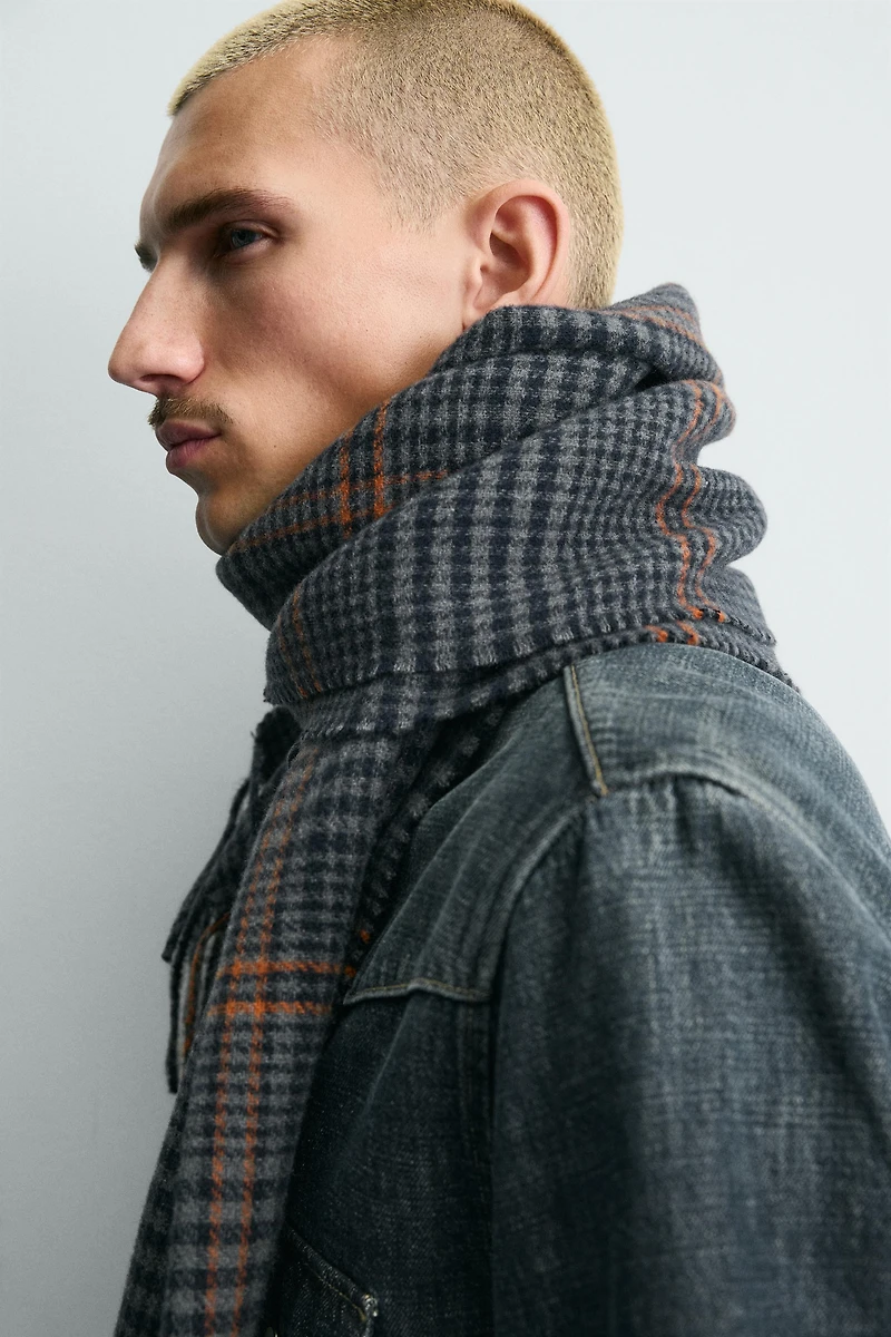 CHARPE À CARREAUX ET FRANGES