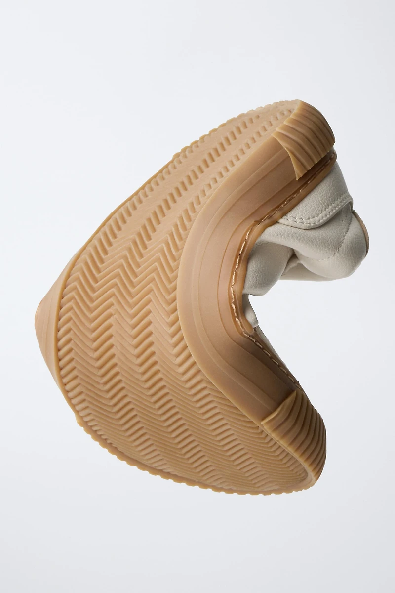 BAREFOOT SNEAKERS