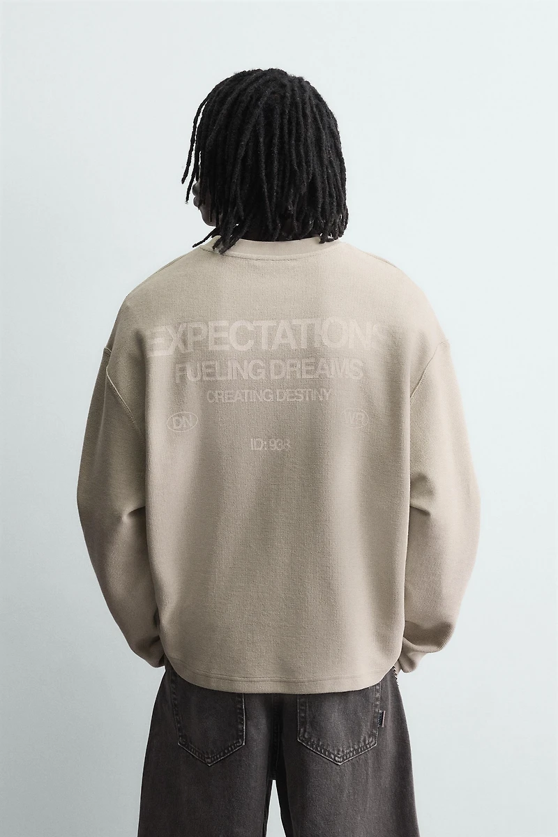 TEXTURED PRINT SWEATSHIRT