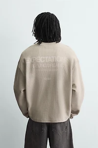 TEXTURED PRINT SWEATSHIRT