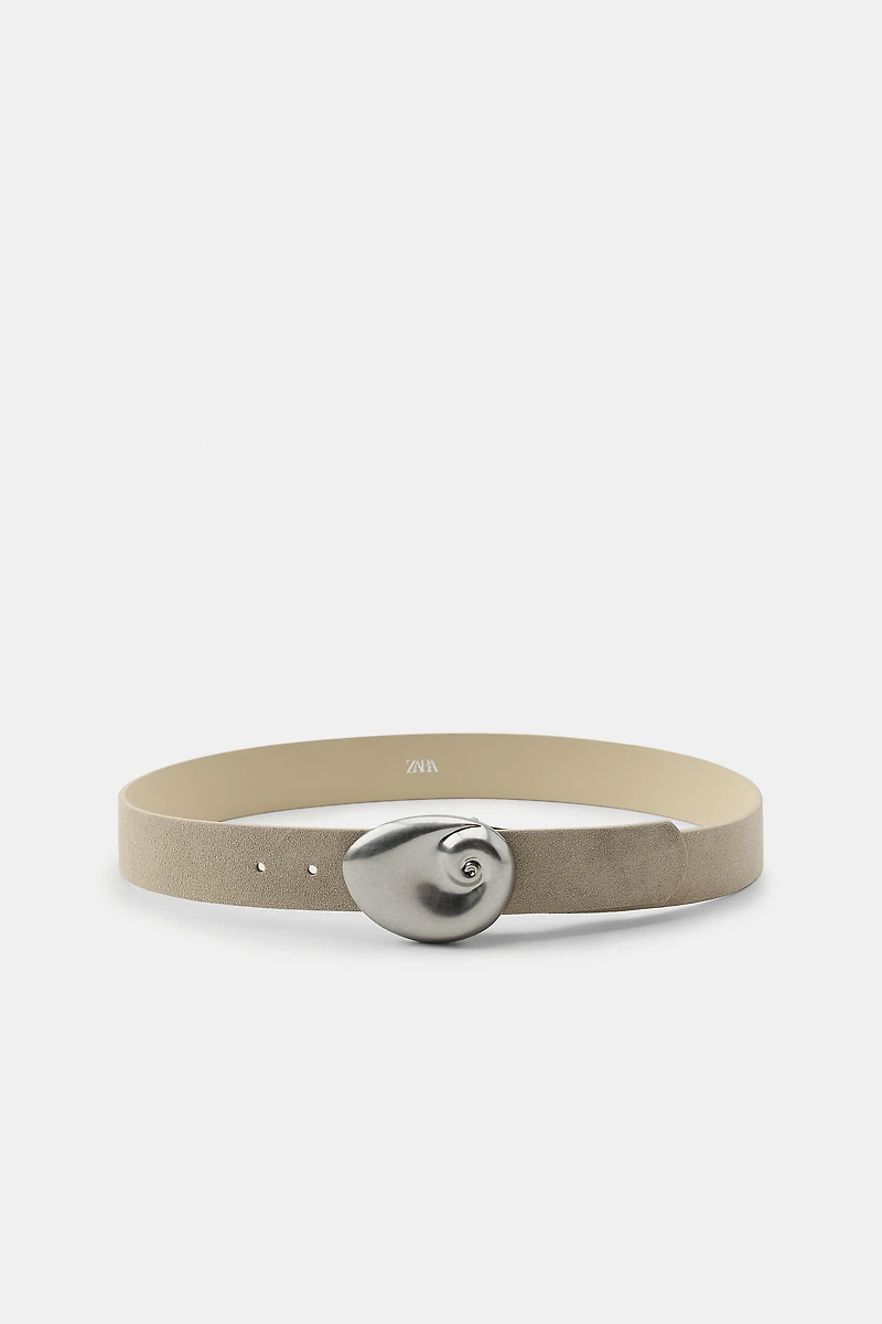CEINTURE EN CROÛTE DE CUIR À BOUCLE COQUILLAGE
