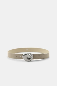 CEINTURE EN CROÛTE DE CUIR À BOUCLE COQUILLAGE