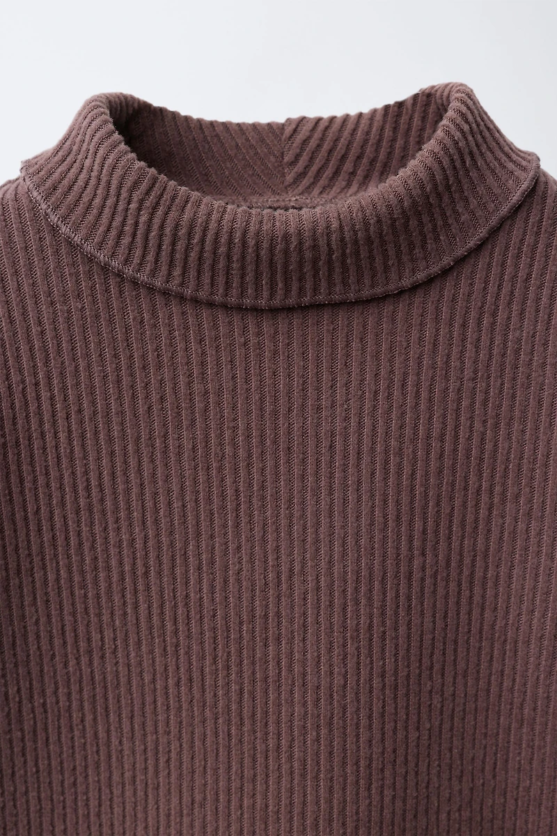 HAUT CÔTELÉ À COL ROULÉ