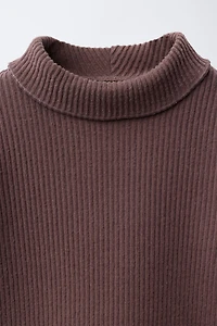 HAUT CÔTELÉ À COL ROULÉ