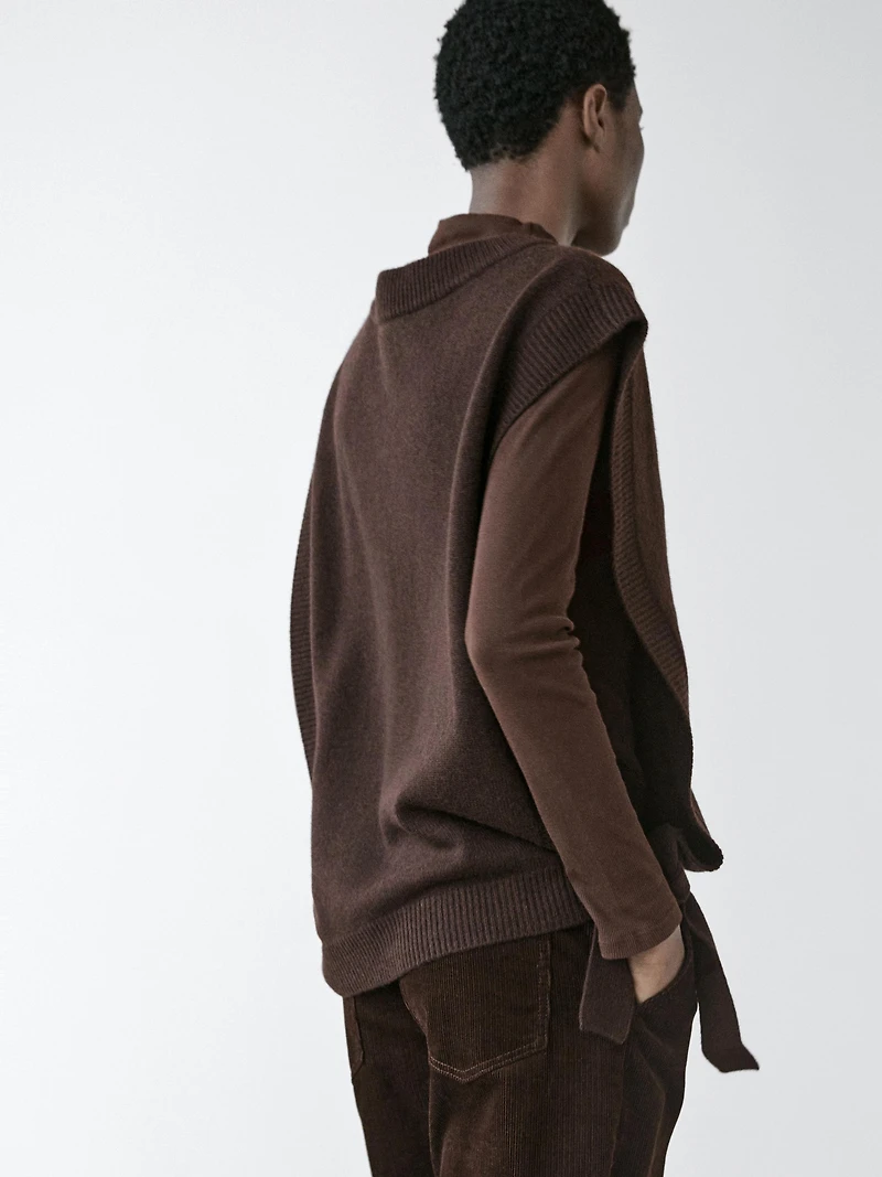 V-neck bib with tie details