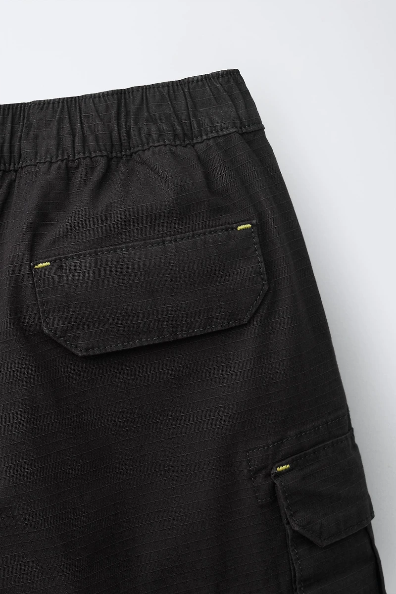 TEXTURED CARGO SHORTS