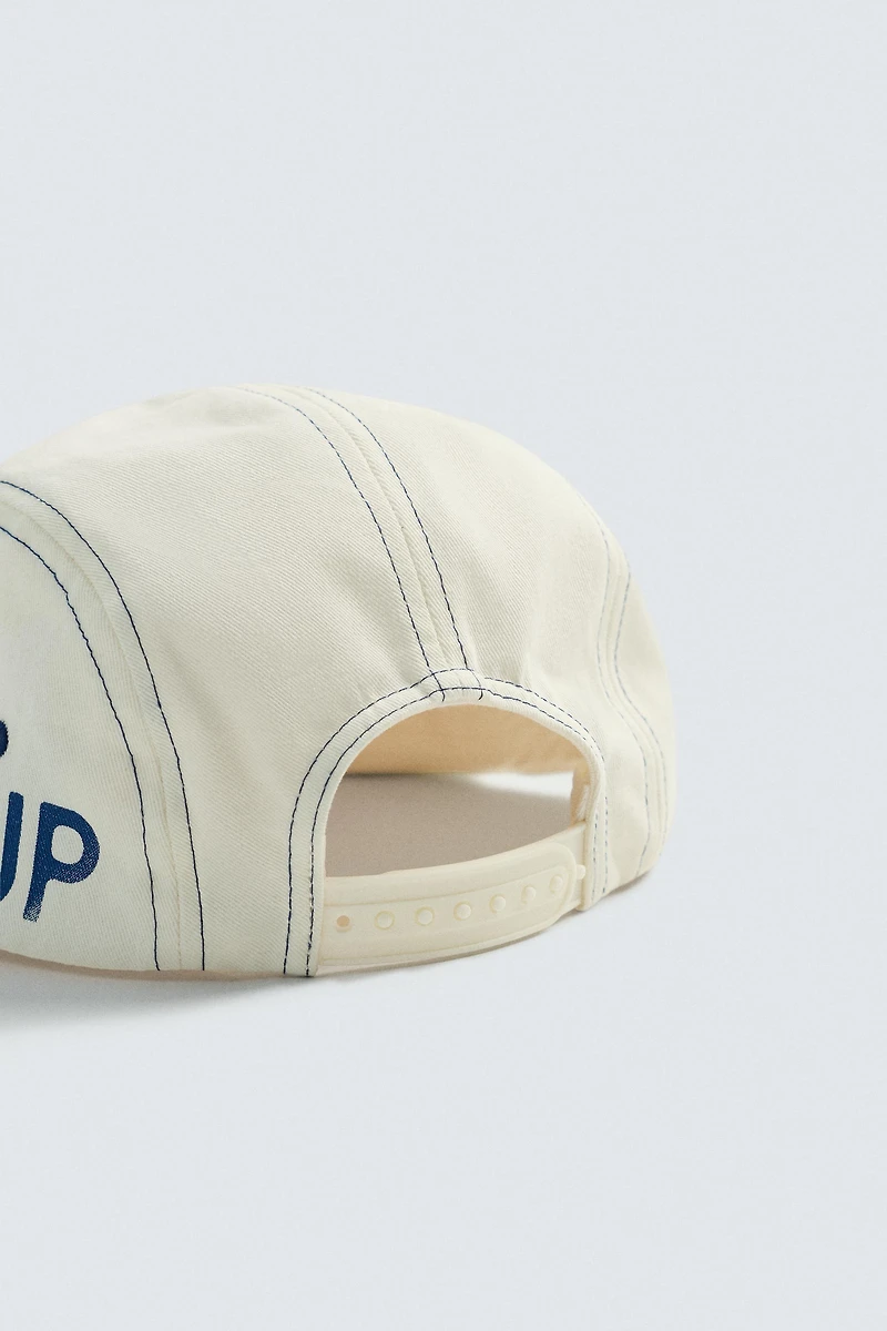 CONTRASTING FLAT BRIM CAP
