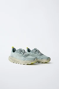 SPORTY SNEAKERS
