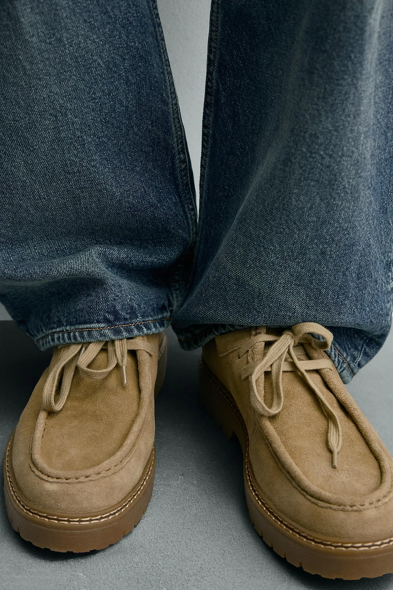 CHAUSSURES EN CUIR BORDÉES