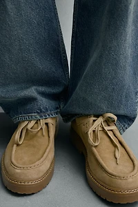 CHAUSSURES EN CUIR BORDÉES